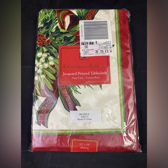 NIP Fabric Printed Tablecloth Benson Mills Christmas Ribbons 52 x 70" Oblong - Picture 1 of 7